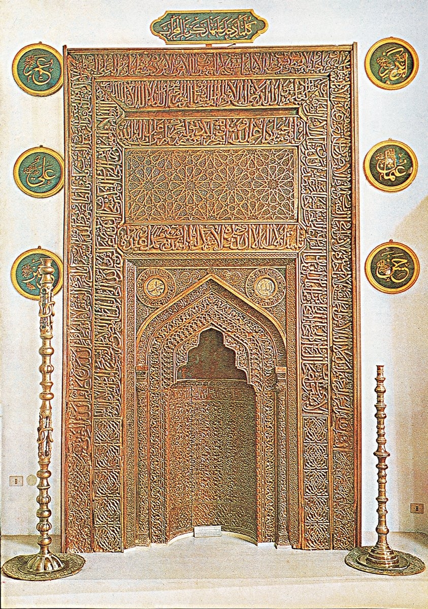 Ürgüp Demse köyündeki Taşkın Paşa Camii’nin XIV. yüzyılın ikinci yarısına ait, ceviz ağacından oyma tekniğinde yapılan mihrabı (Ankara Etnografya Müzesi)