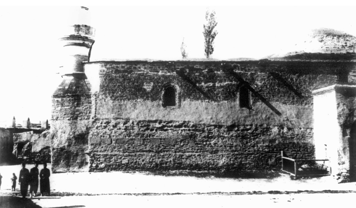 İplikçi Camii’ni kuzeydoğudan gösteren eski bir fotoğraf (SÜ Selçuklu Araştırmaları Enstitüsü Arşivi)