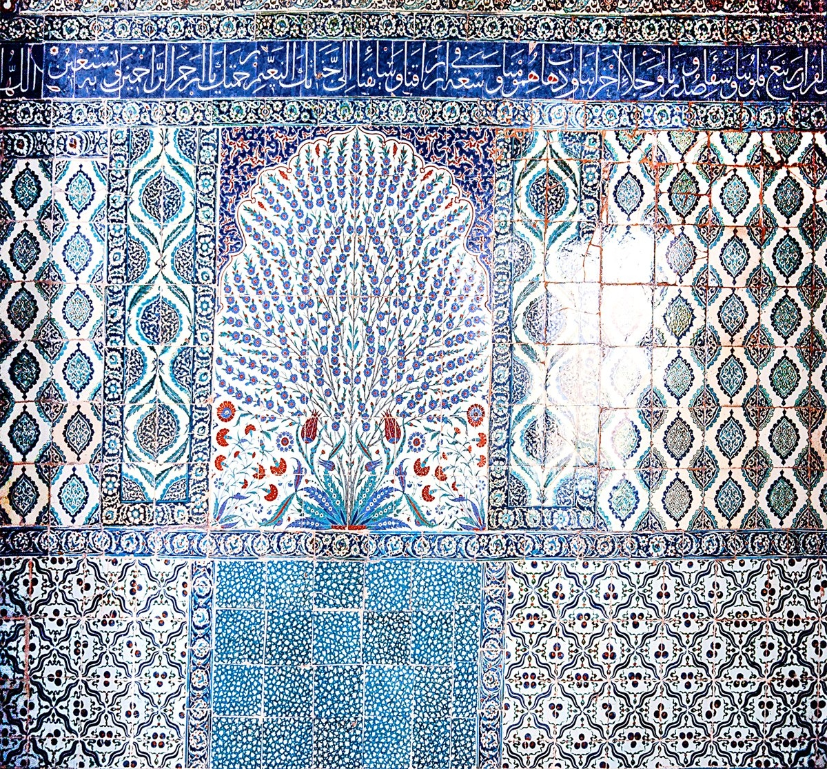 Ayasofya Kütüphanesi’nin çini levhalarla kaplı duvarlarından biri