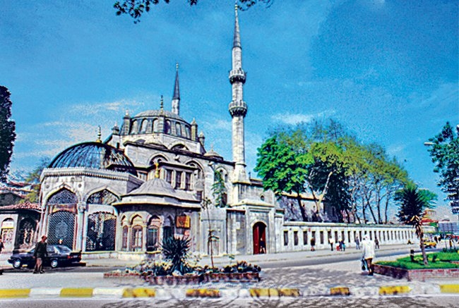 Selâtin cami geleneğine bağlı olarak geçiş dönemi içinde inşa edilen Yeni Vâlide Camii – Üsküdar/İstanbul