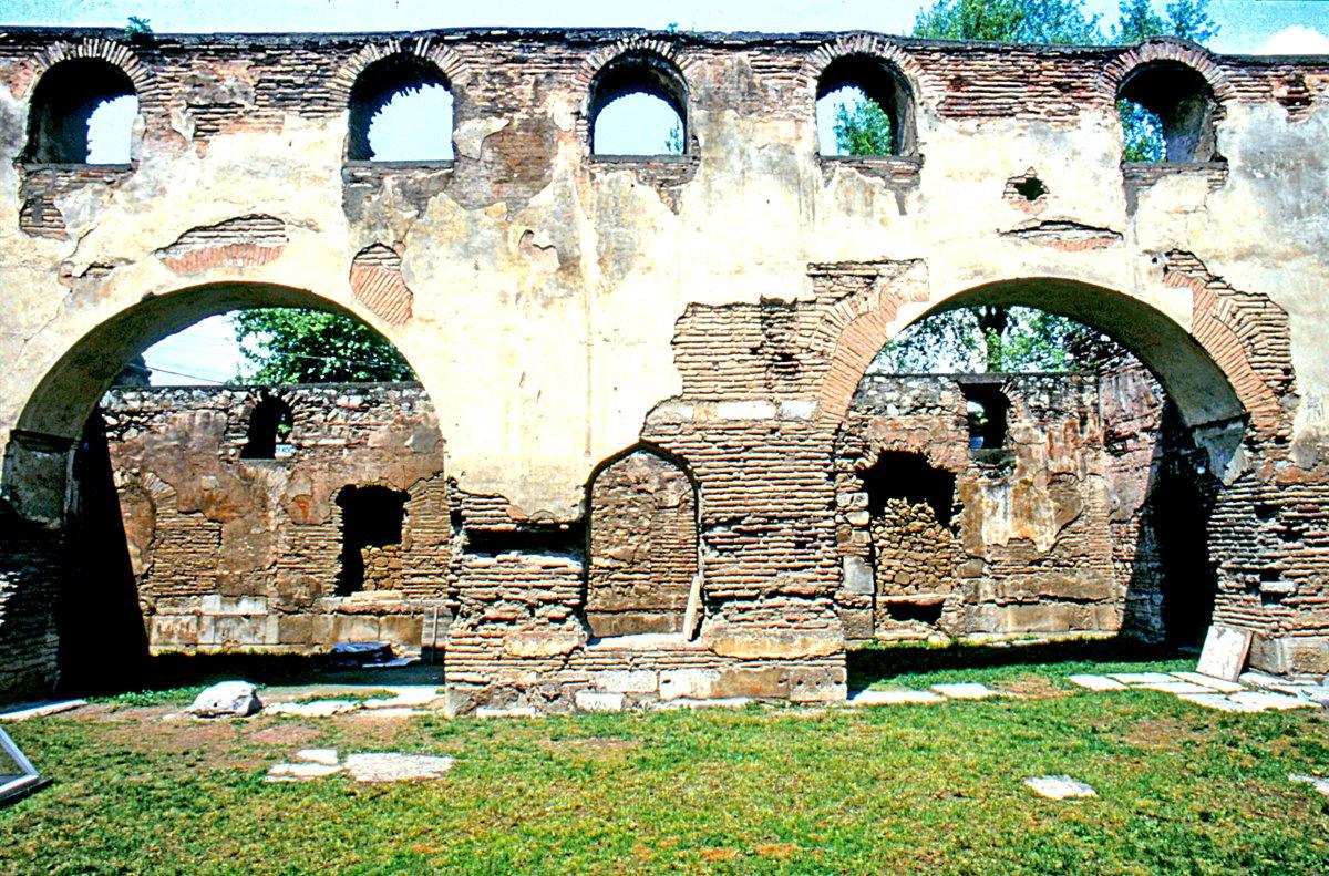 İznik Ayasofya Camii’nin Mimar Sinan tarafından yapılan geniş kemerleri