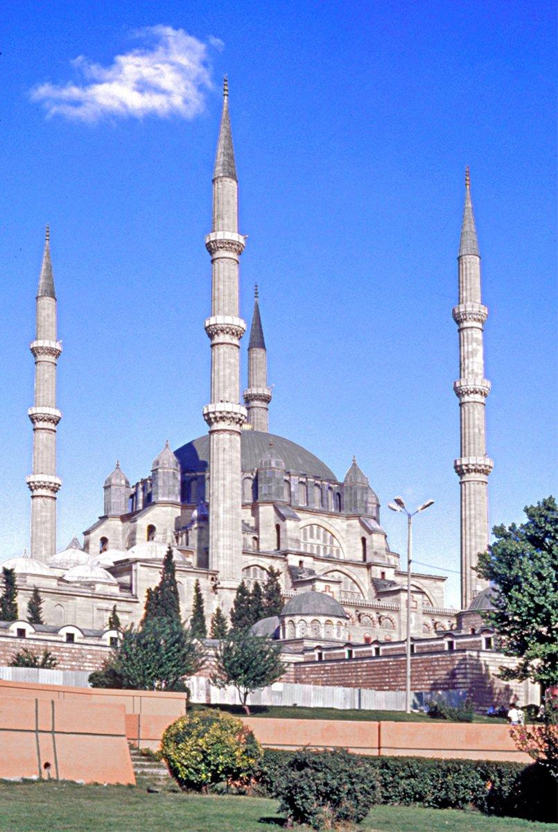 İslâm mimarisinin en muhteşem eserlerinden biri olan Selimiye Camii – Edirne