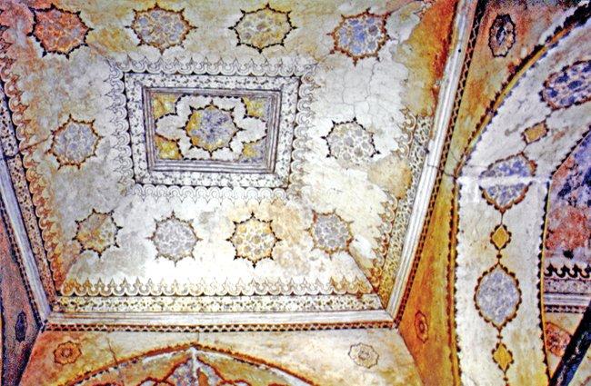 Damad İbrâhim Paşa Camii’nin son cemaat yeri revakının tonozu içindeki kalem işi süsleme