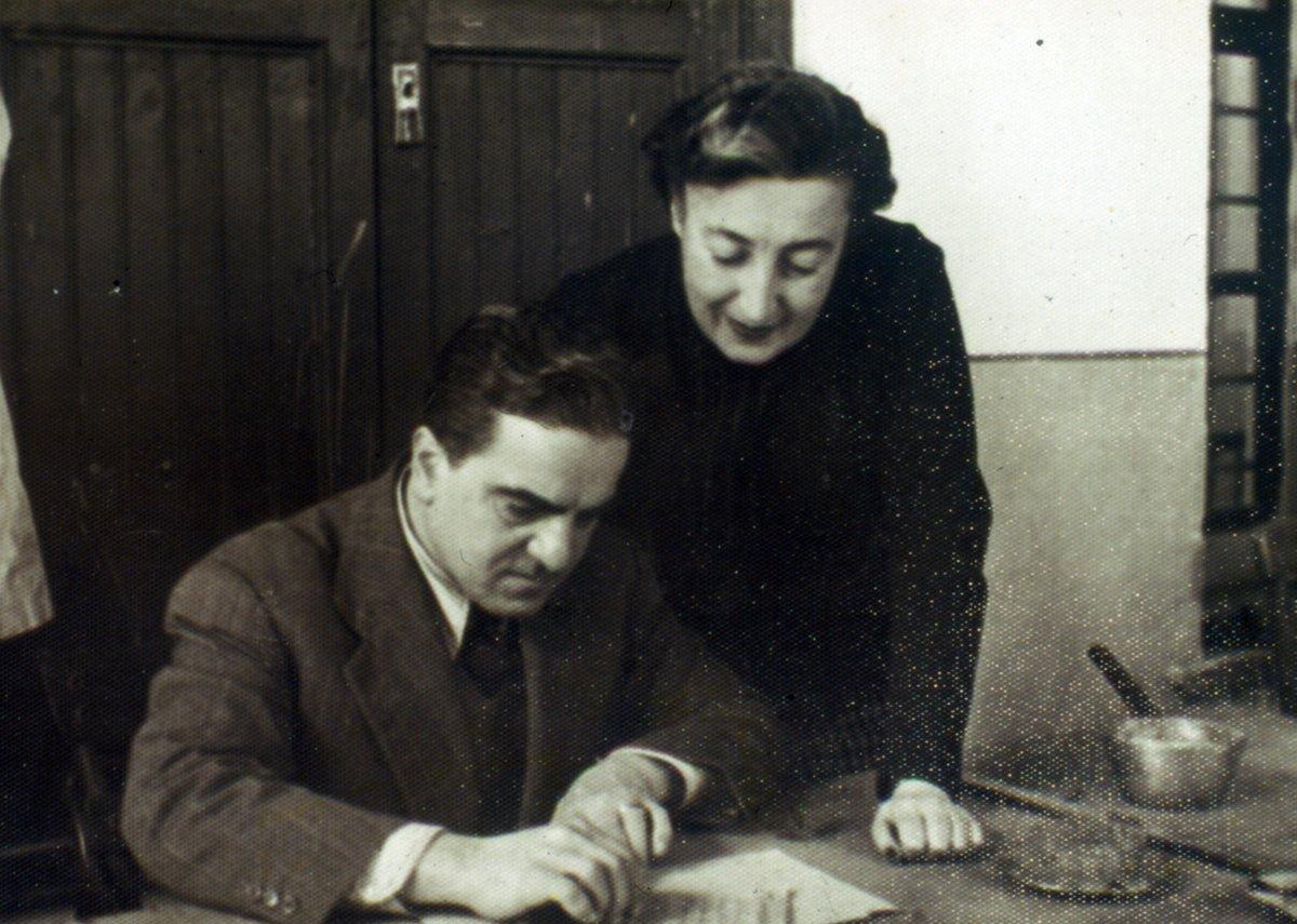 Fatma Rikkat Kunt’u müzehhip Muhsin Demironat’la çalışma sırasında gösteren bir resim (Faruk Taşkale fotoğraf koleksiyonu)