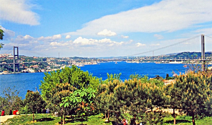 İstanbul Boğazı ve 15 Temmuz Şehitler Köprüsü’nün Anadolu yakasından görünüşü