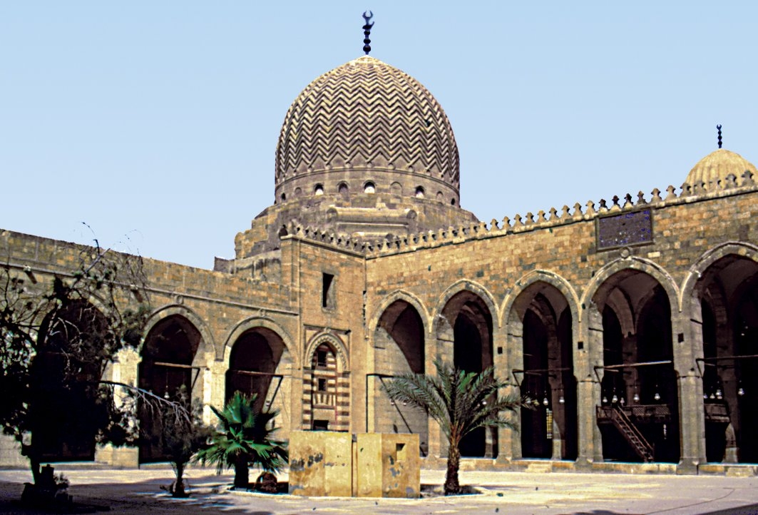 Memlük dönemi yapılarından Sultan Berkuk Camii’nin iç avlusu – Kahire/Mısır