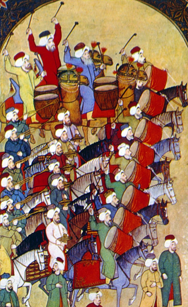 Yürüyüş halindeki mehter takımında davullar (Seyyid Vehbî, Surnâme, TSMK, III. Ahmed, nr. 3593)