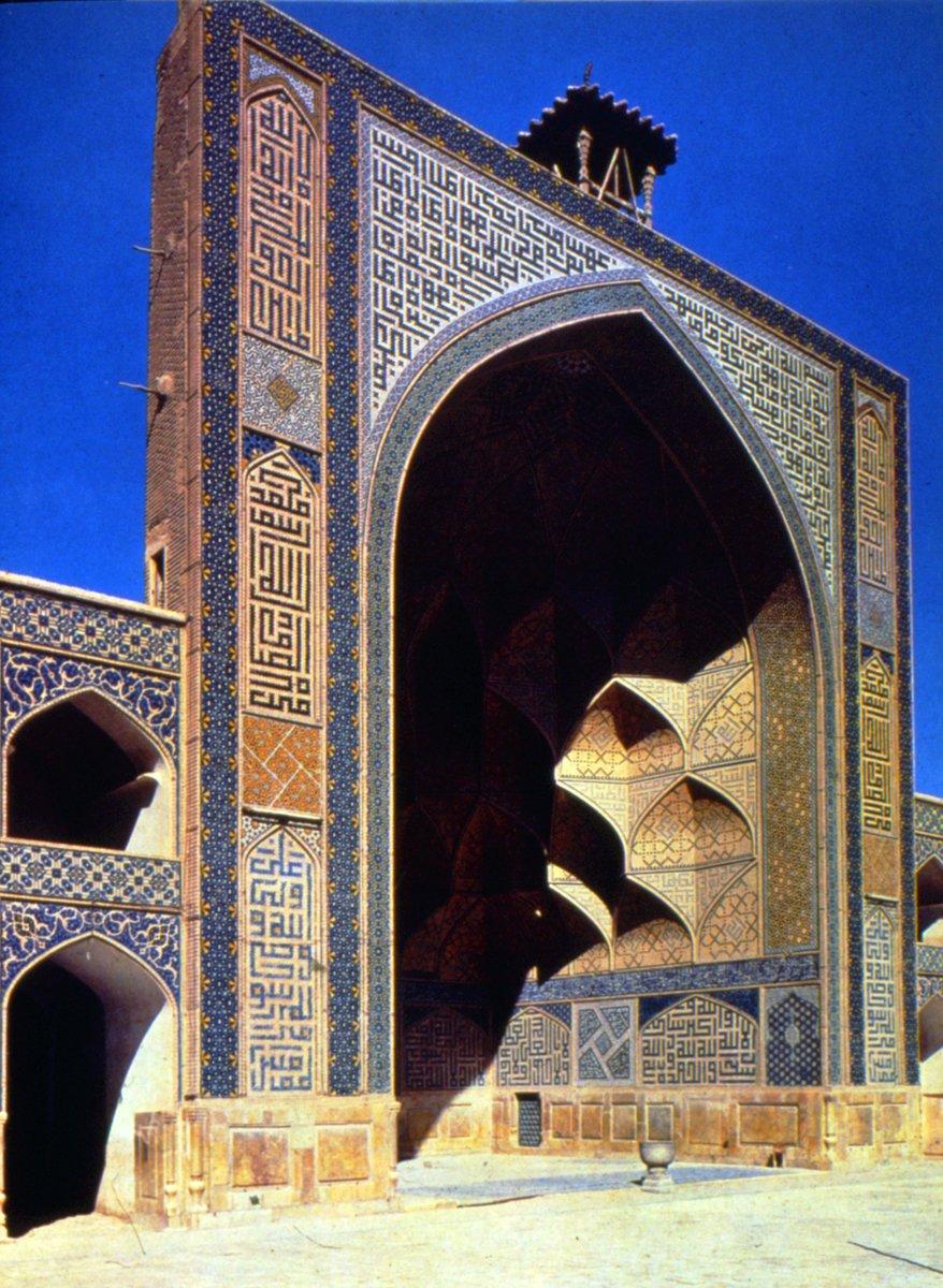 İsfahan Cuma Camii’nin taçkapısındaki satrançlı kûfî yazılar