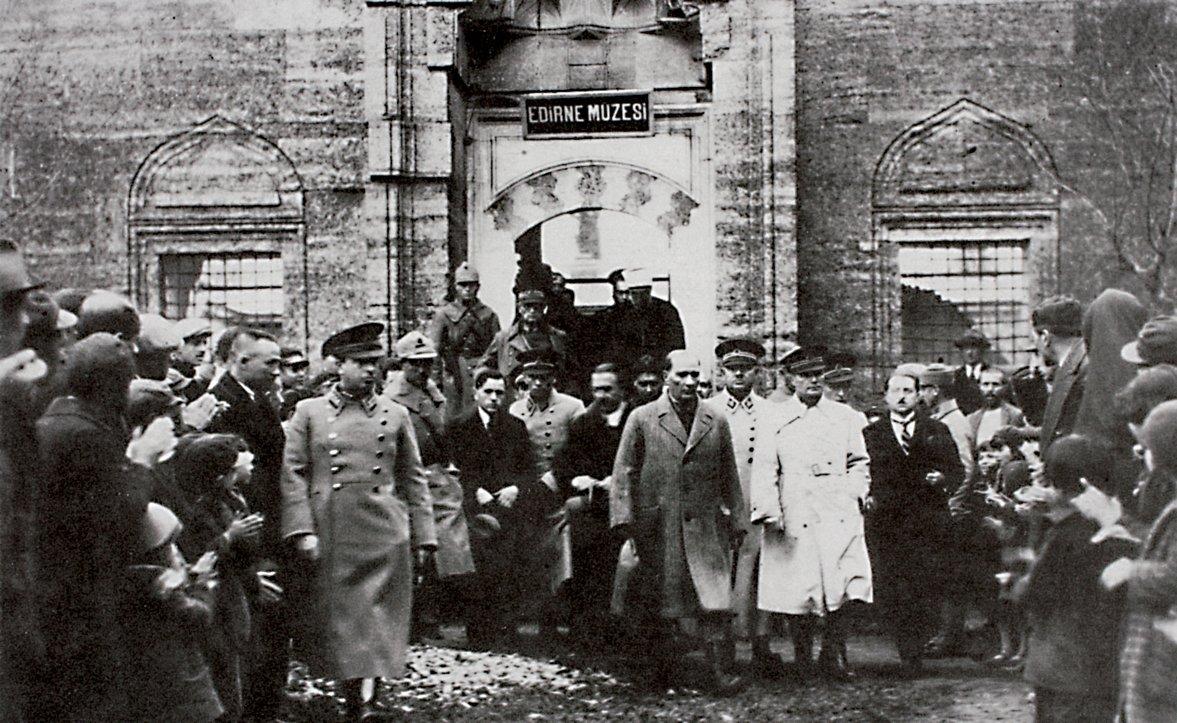 Mustafa Kemal Atatürk Edirne Müzesi’ni ziyaretinden sonra müzenin kapısının önünde