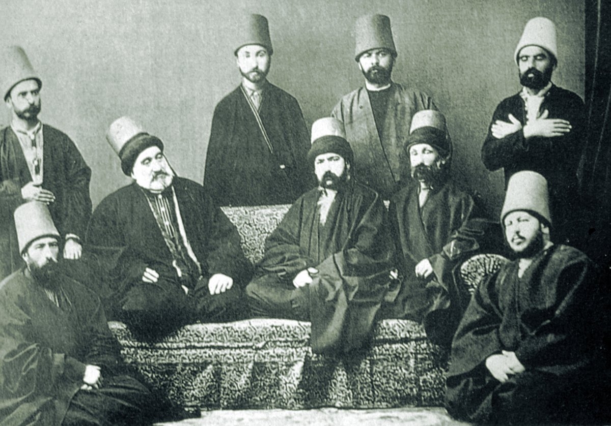 XIX. yüzyılın sonlarında mûsiki araştırmacılığı sahasındaki ilk çalışmaları başlatmakla tanınan Yenikapı Mevlevîhânesi şeyhi Mehmed Celâleddin Dede (sol başta yerde oturan), Bahariye Mevlevîhânesi şeyhi Hüseyin Fahreddin Dede (sedirde ortada oturan) ve Galata Mevlevîhânesi şeyhi Atâullah Efendi (sedirde sağda oturan)