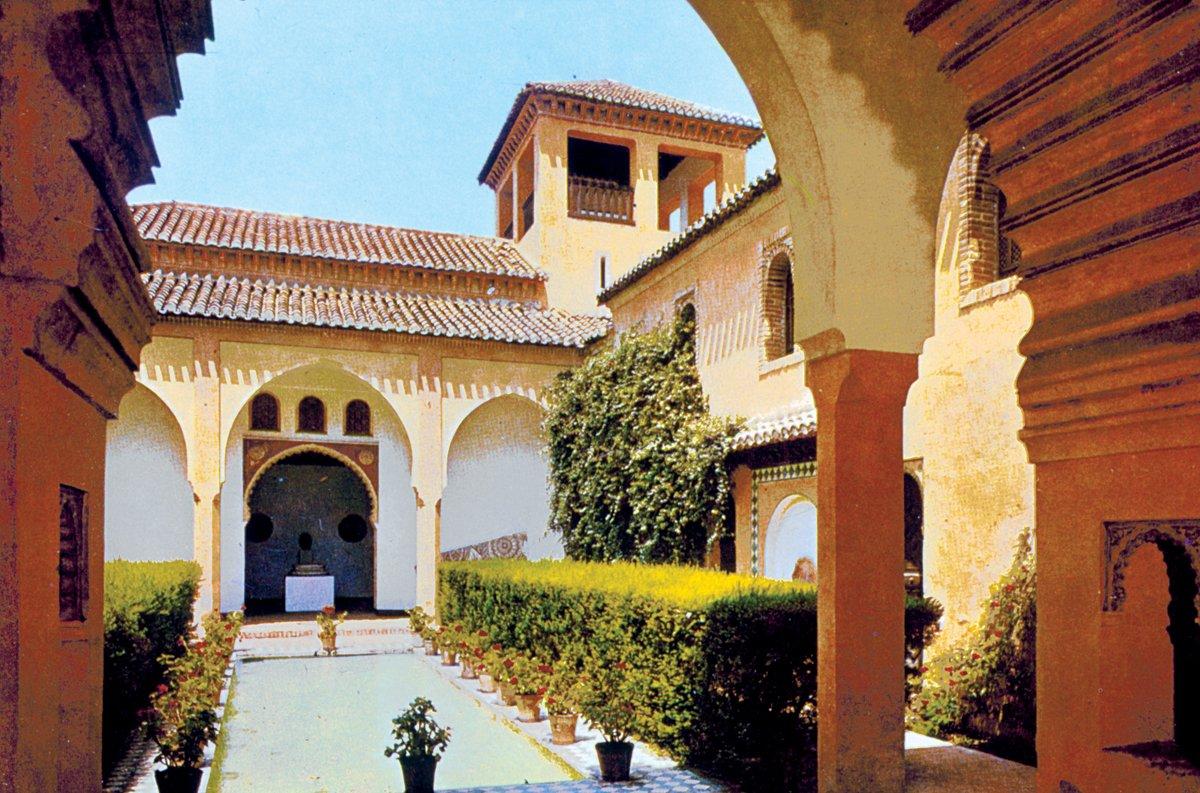 Malaga şehrindeki villalardan birinin avlusundanbir görünüş