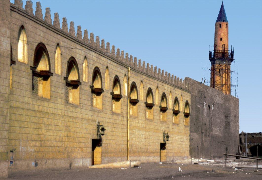 Amr b. Âs Camii’nin eski ve restorasyon sonrası yenilenmiş duvarlarını bir arada gösteren sağ cephesi – Kahire/Mısır