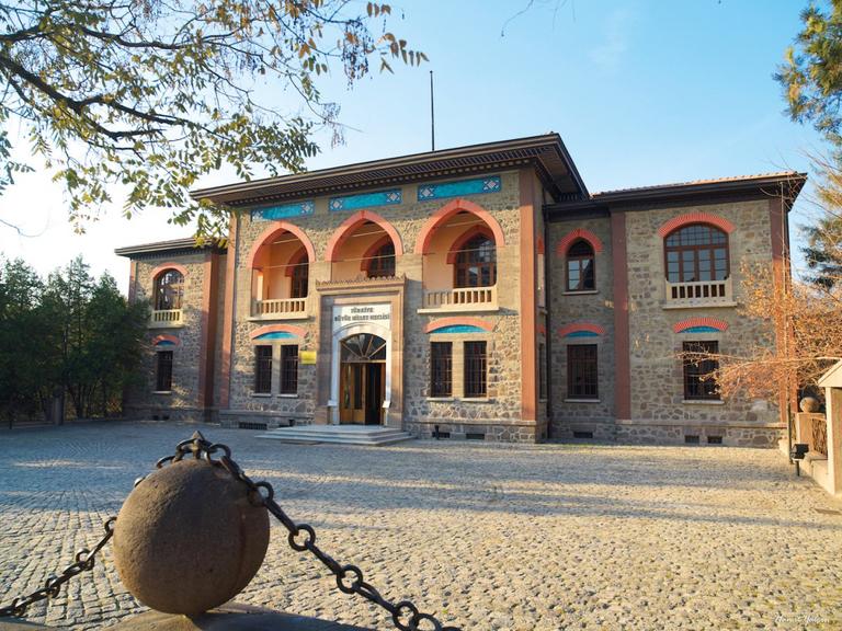 İkinci Türkiye Büyük Millet Meclisi’ningünümüzde Cumhuriyet Müzesi olarak kullanılanbinasının ön cepheden görünümü(TBMM Arşivi)