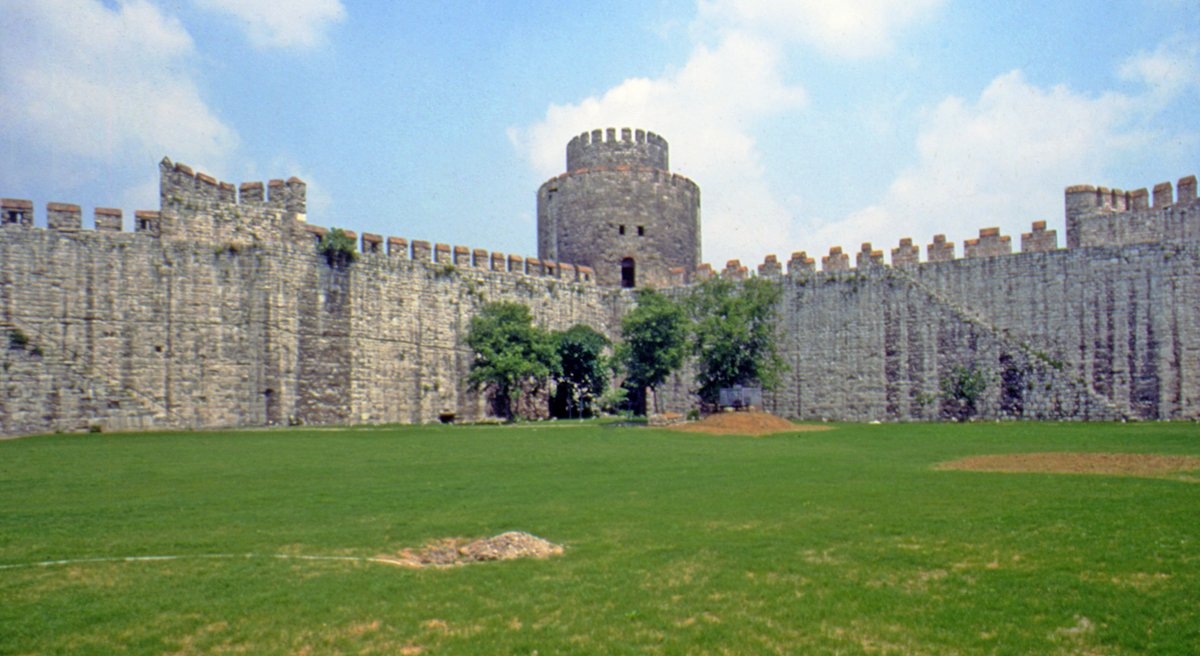 Yedikule Hisarı’nın içinden bir görünüş