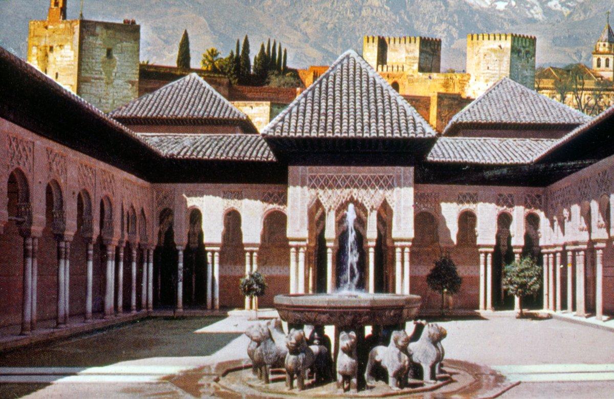 Elhamra Sarayı’nın Aslanlar Avlusu