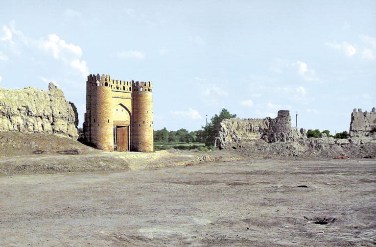 Buhara Kalesi’ne ait sur kalıntıları veŞeyh Celâl Kapısı – Özbekistan
