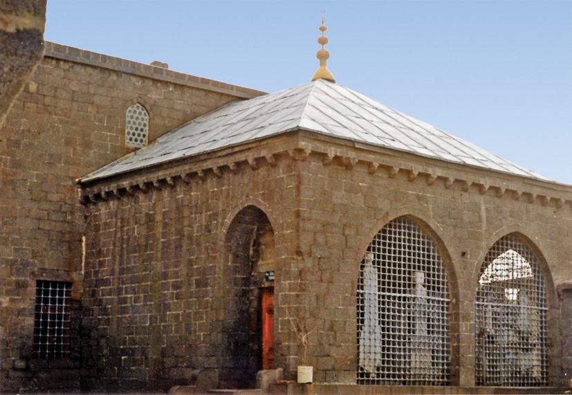 Esad Muhlis Paşa’nın Murtaza Paşa Camii’nin bitişiğindeki türbesi – Diyarbakır