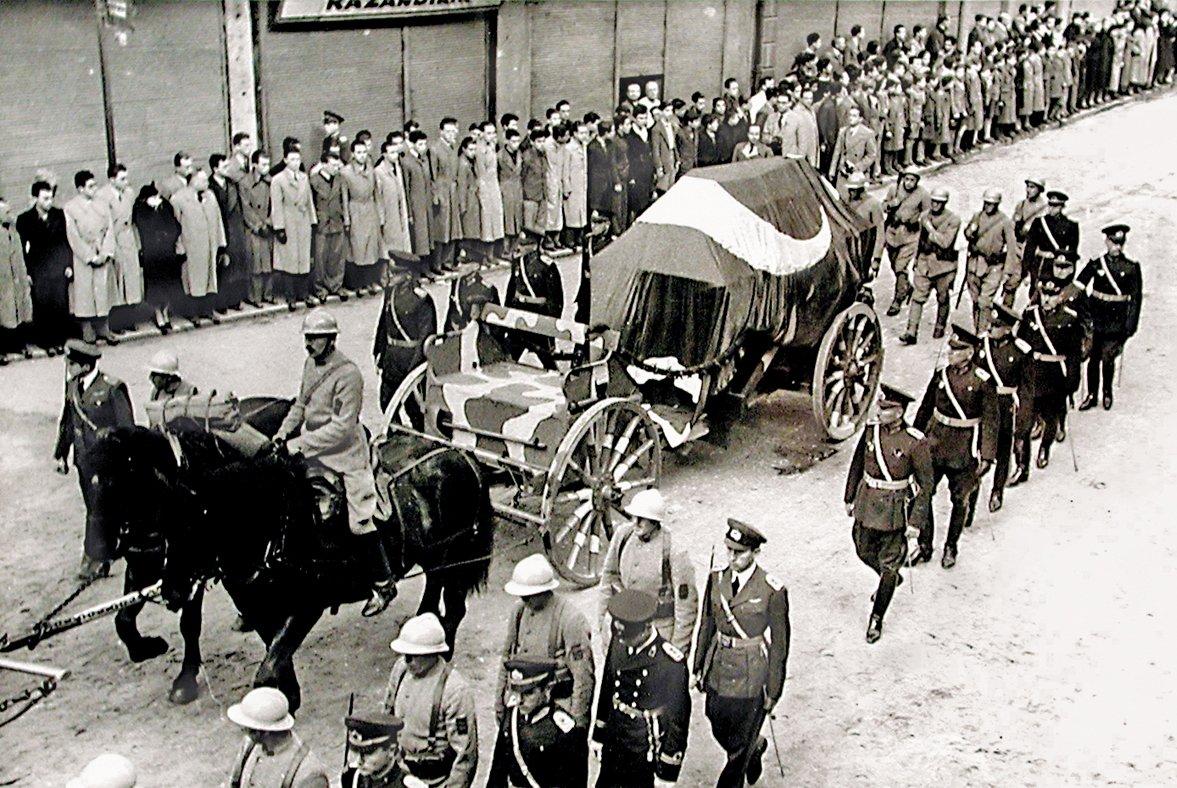 Mustafa Kemal Atatürk’ün cenaze töreninden bir görünüş (TTK Kütüphanesi Fotoğraf Arşivi)