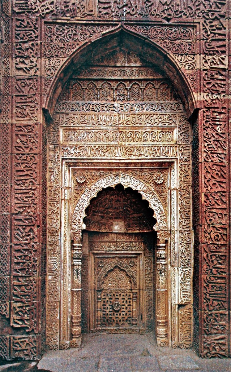 Delhi’de Sultan İltutmış Türbesi’nin mihrabı