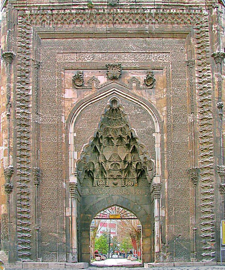 Çifte Minareli Medrese’nin taçkapısı