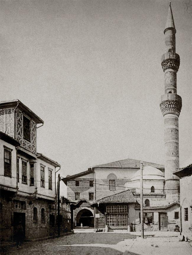Hacı Bayrâm-ı Velî Külliyesi’nin Cumhuriyet döneminin ilk yıllarında çekilen bir fotoğrafı(Ankara Ankara, İstanbul 1994, s. 87)