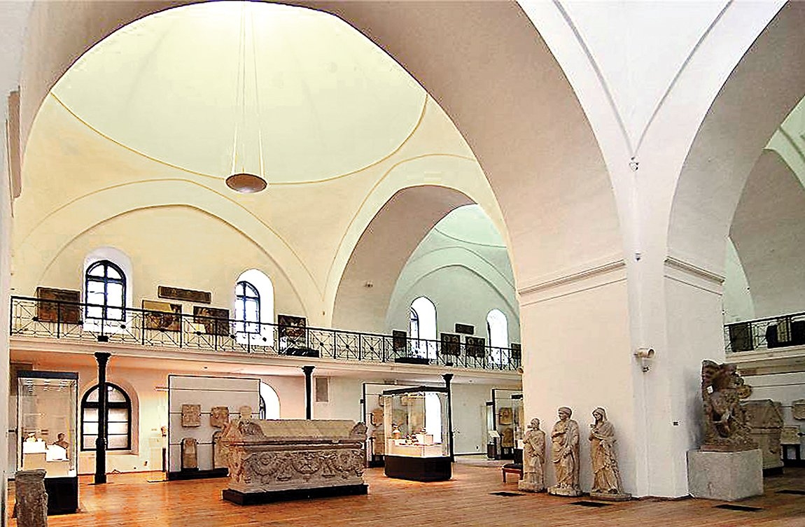 Müze olarak kullanılan Mahmud Paşa Camii’nin içinden bir görünüş