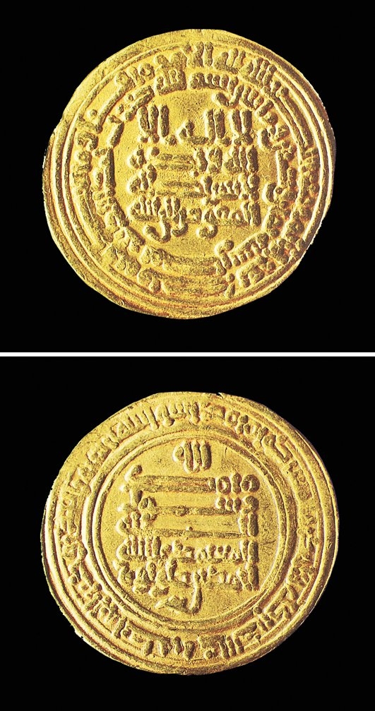 Ahmed b. Tolun adına (yanında Abbâsî Halifesi Mu‘temid-Alellah’ın adı vardır) basılmış dinar (Yapı ve Kredi Bankası Koleksiyonu, nr. 16272)