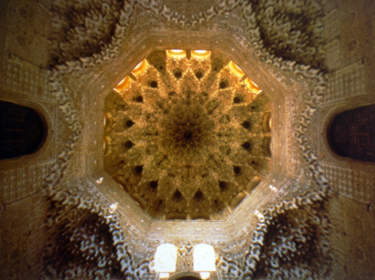 Elhamra Sarayı’nın içi mukarnaslarla süslü kubbesi