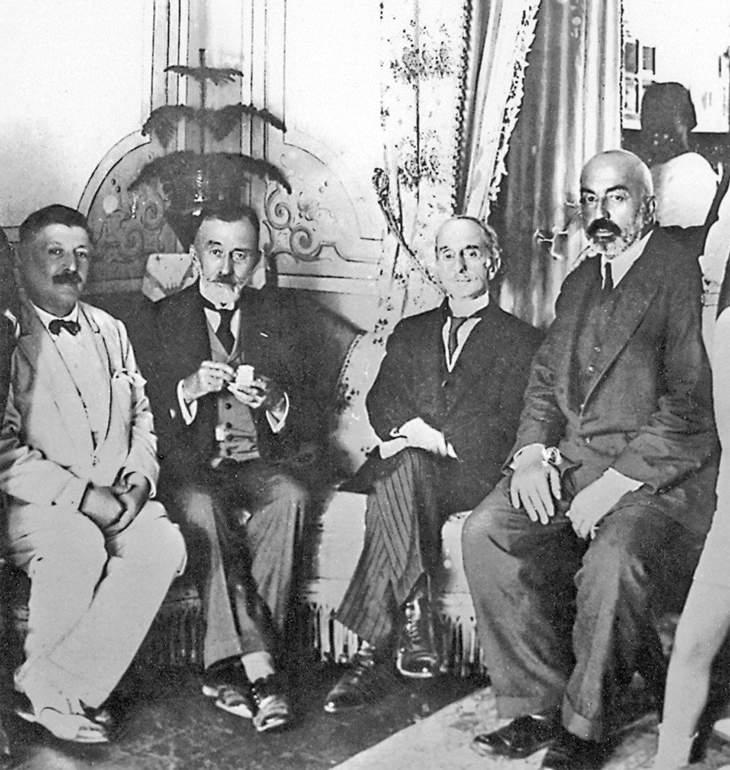 Abdülhak Hâmid, devrin edebiyatçıları Cenab Şahabeddin, Sâmipaşazâde Sezâi ve Mehmed Âkif ile birlikte