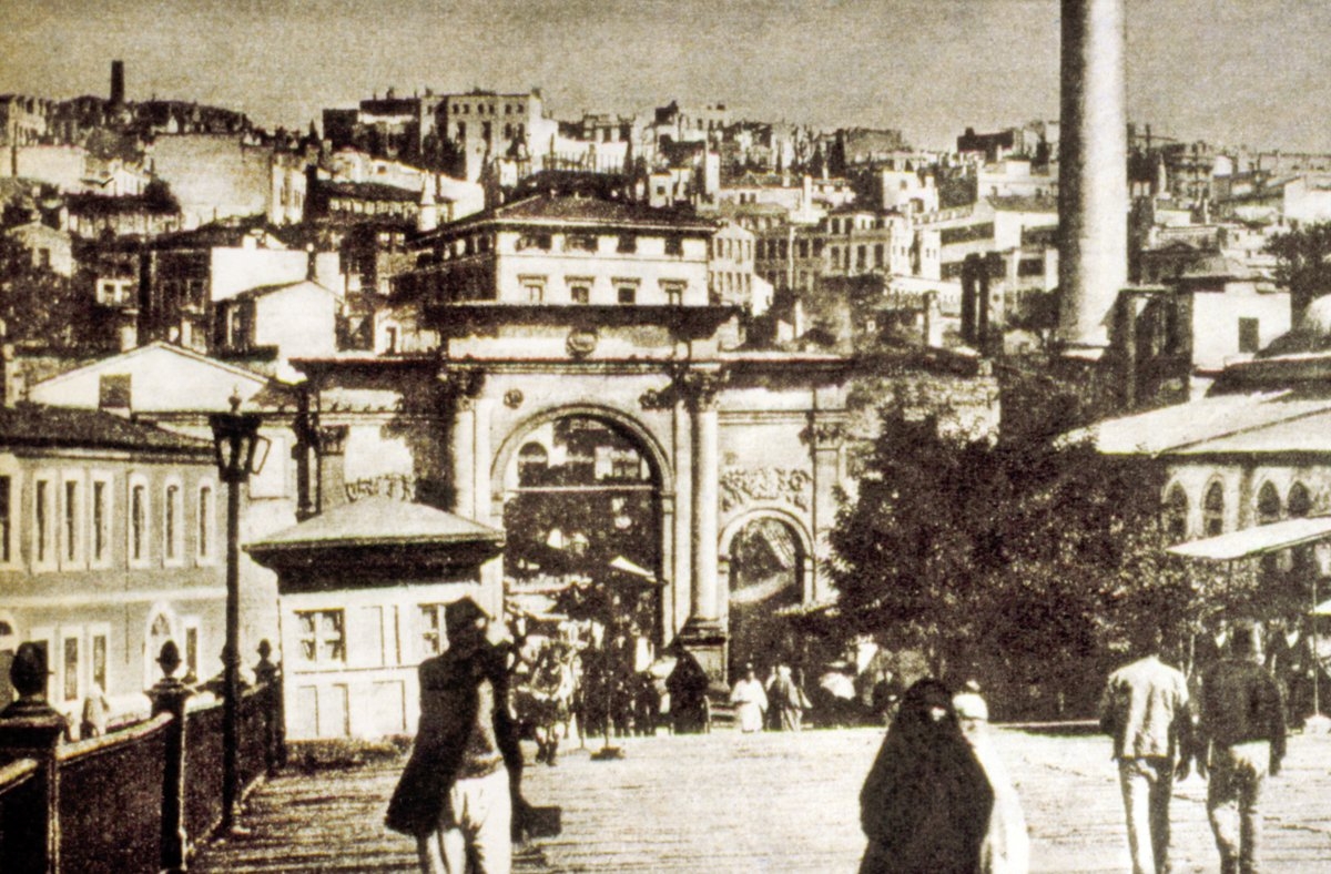 XIX. yüzyıl başlarında Unkapanı Köprüsü’nü gösteren bir kartpostal (İstanbul Belediyesi Atatürk Kitaplığı Kartpostal Koleksiyonu)