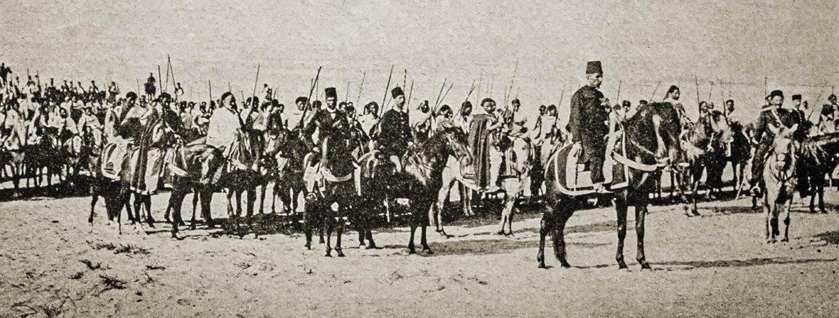 XIX. yüzyılın sonlarında Libya’da yerlilerden oluşturulan Hamidiye alaylarından birini tören sırasında gösteren fotoğraf(Orhan Koloğlu fotoğraf arşivi)