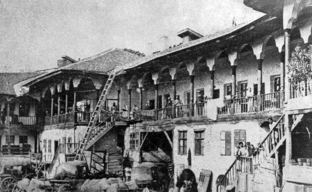 Bükreş’te XVIII. yüzyıla ait Manuk Hanı’nın XIX. yüzyıl sonunda çekilmiş bir fotoğrafı (İÜNEK, II. Abdülhamid Han Fotoğraf Albümleri, nr. 91212/19)