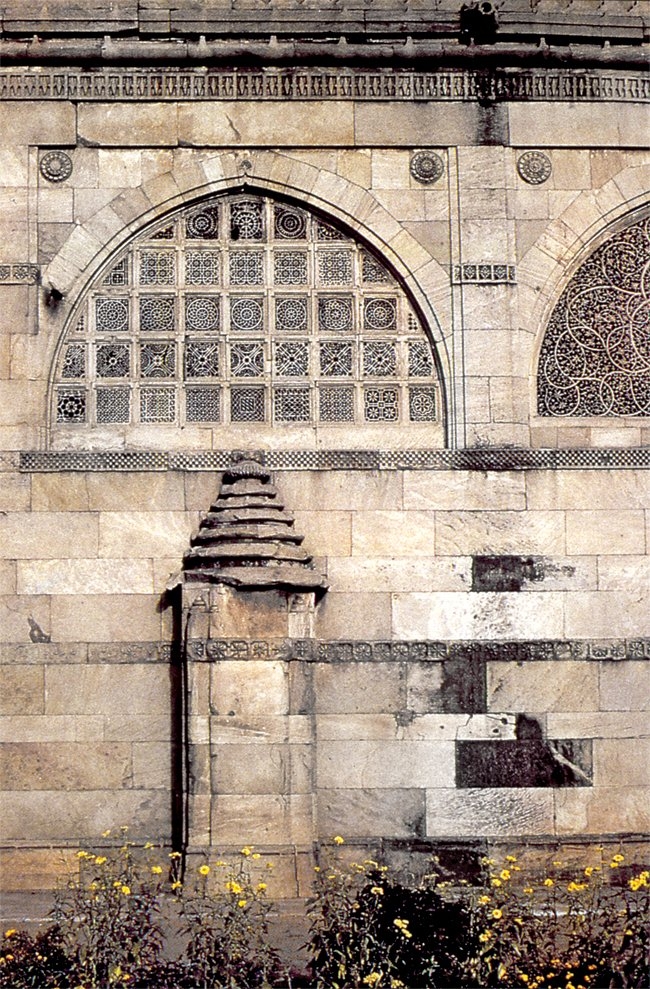 Gucerât eyaletinin en önemli şehri olan Ahmedâbâd’daki XVI. yüzyıla ait Sîdî Seyyid Camii’nin batı cephesinden bir detay – Hindistan
