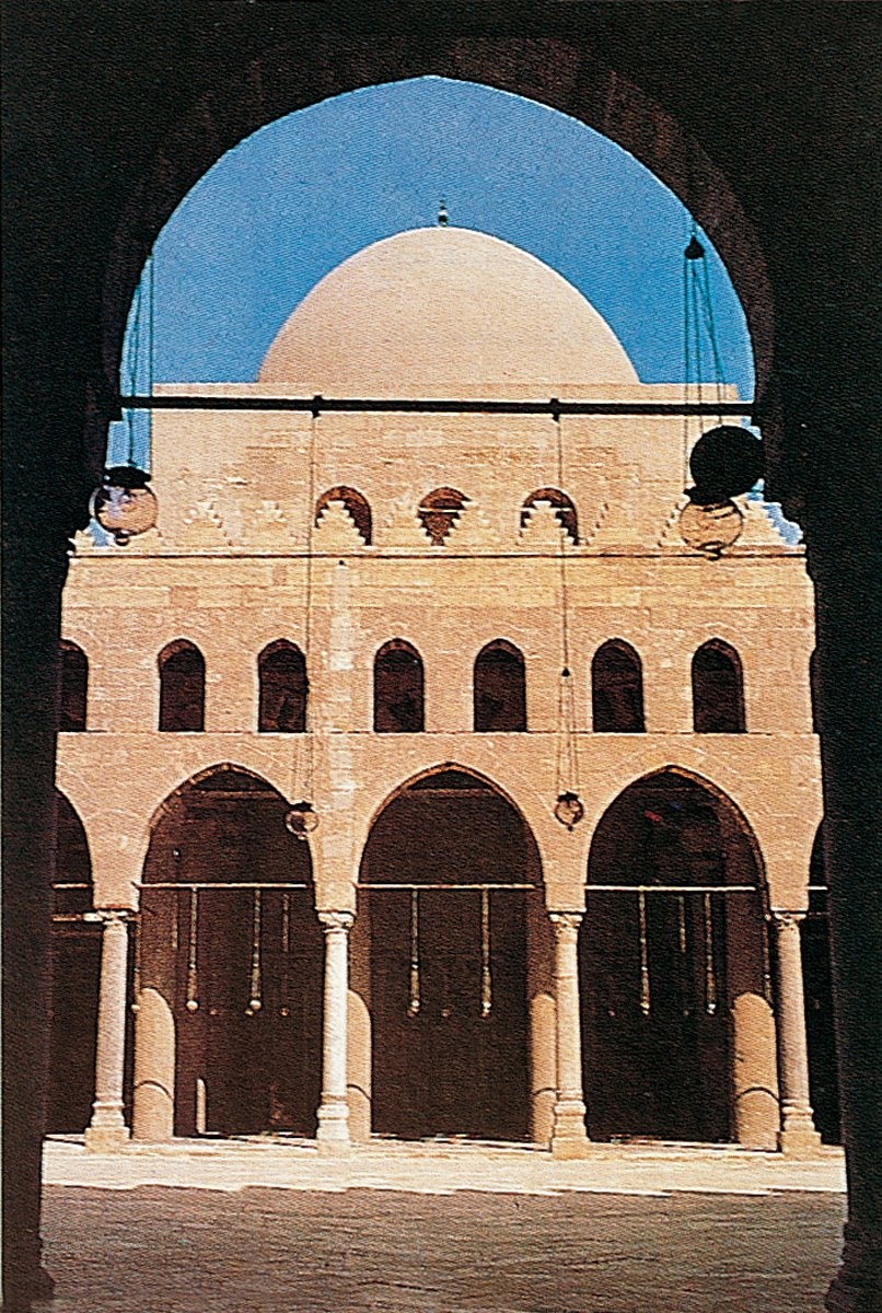 Kal‘atülcebel’de Nâsır Muhammed Camii’nin avlusundan bir görünüş – Kahire