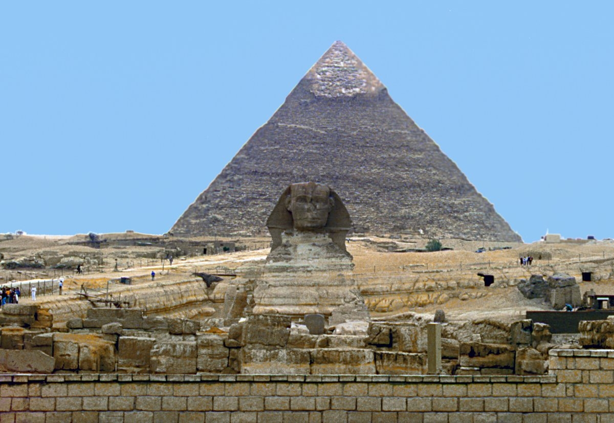 Dördüncü sülâle firavunlarından Hûfû’ya ait olan büyük ehrâm (Heremü’l-ekber) – Cîze/Mısır