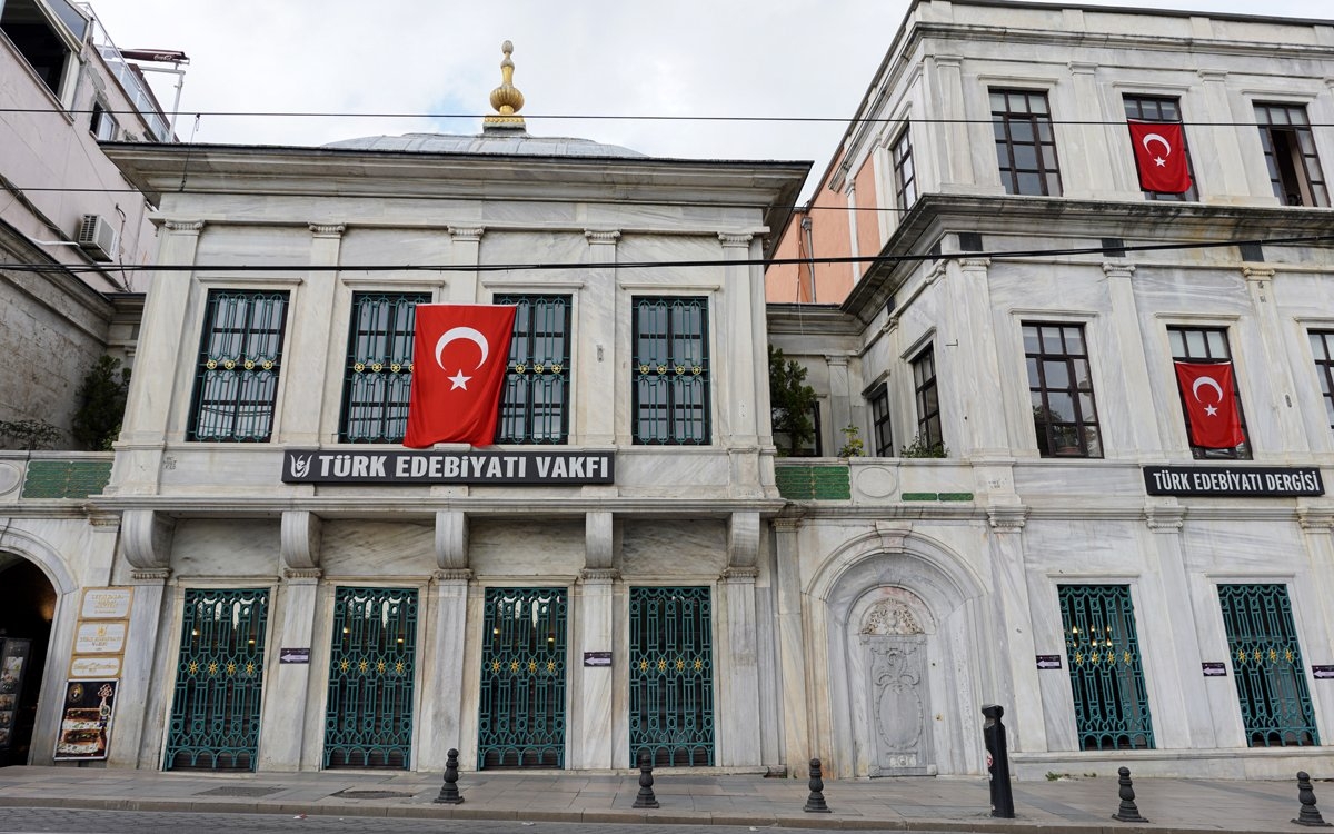 Sultanahmet’te bulunan ve bugünTürk Edebiyatı Vakfı tarafından kullanılanCevrî Kalfa Mektebi binası – Fatih/İstanbul