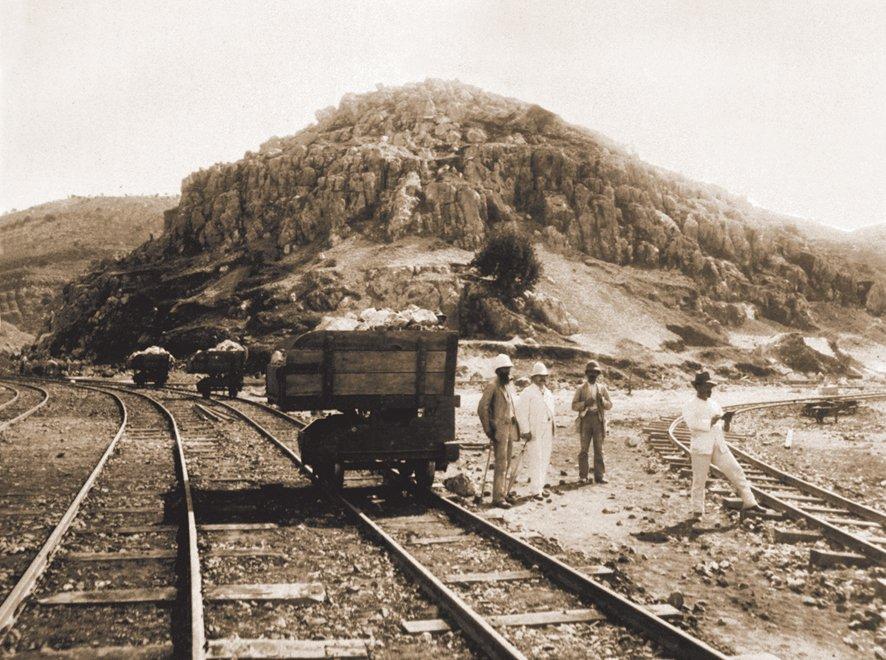 XX. yüzyıl başlarına ait Anadolu demiryolu inşaatını gösteren bir fotoğraf (İÜ Ktp., Albüm, nr. 90490)