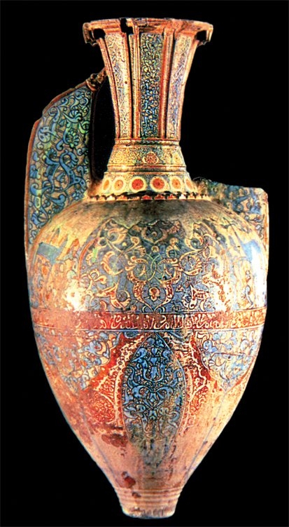 Üzerinde bitki motifleri bulunan Endülüs işi sırlı seramik testi (Madrid Müzesi)