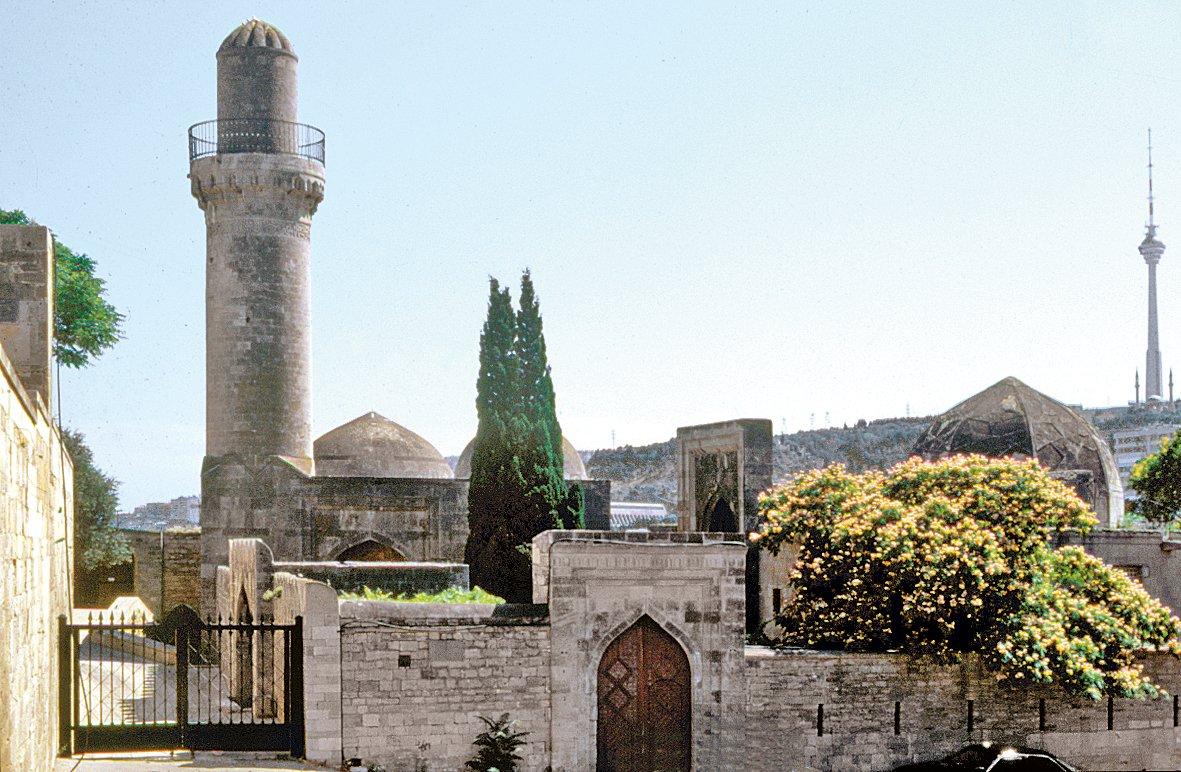 Şirvanşahlar Saray Külliyesi Camii ve türbe binası