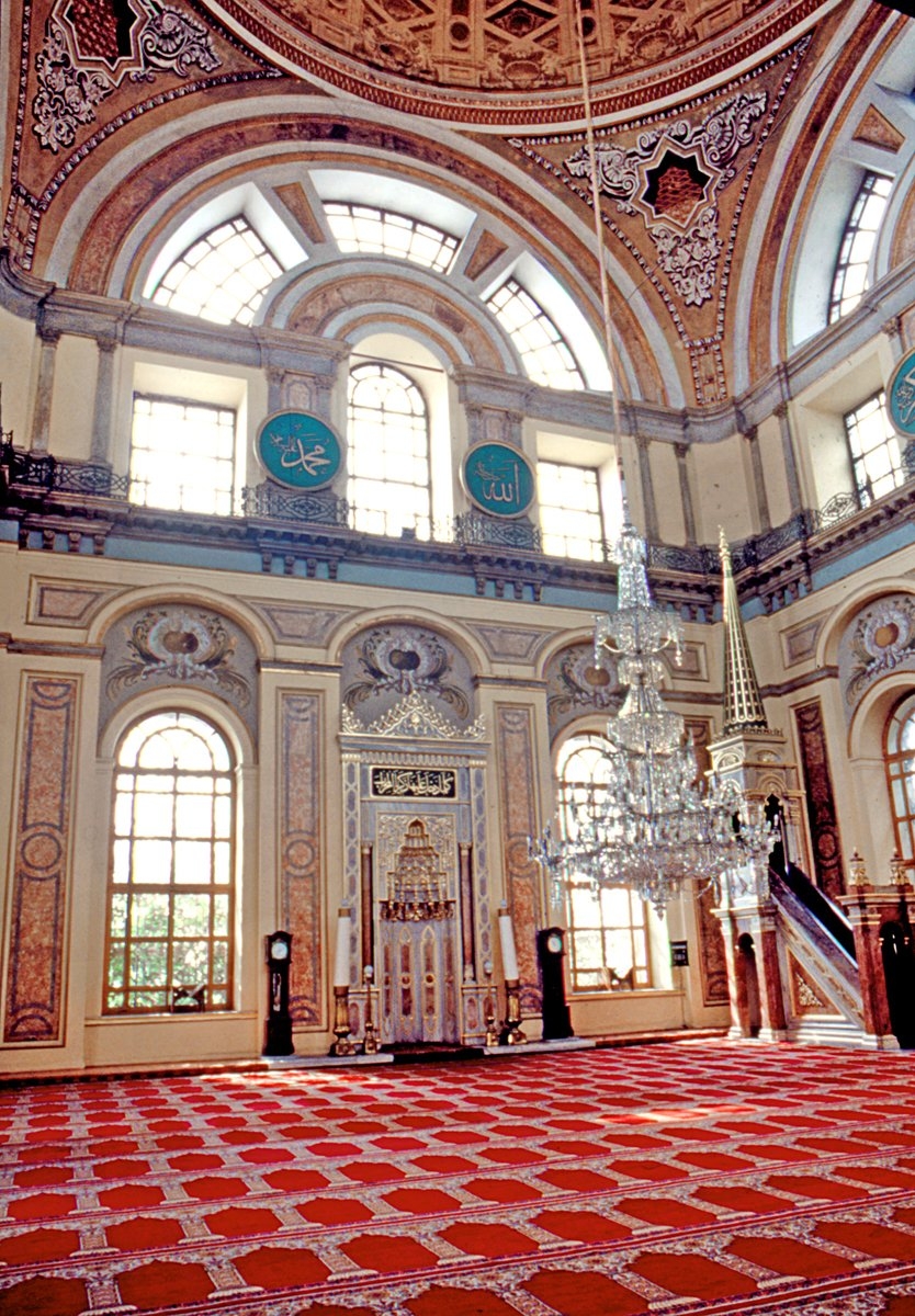 Dolmabahçe Camii’nin içinden bir görünüş