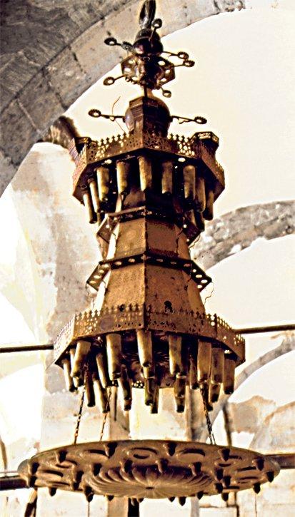 Sultan Berkuk Camii’nin avize şeklinde ve üç katlı olarak düzenlenmiş asma kandilliği – Kahire/Mısır
