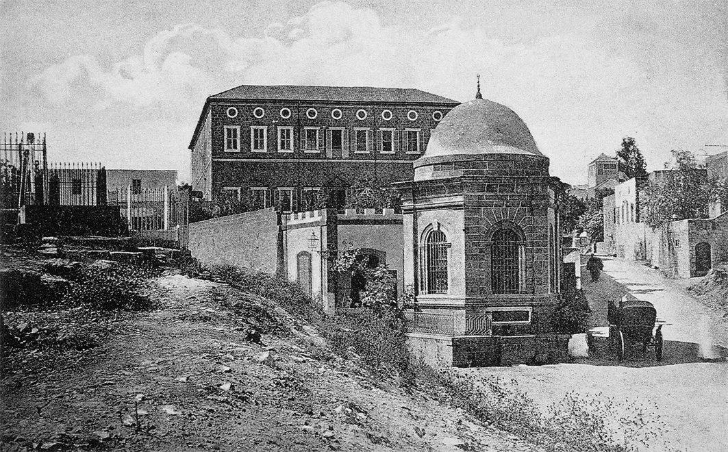 Beyrut’ta idâdiye (ön plandaki Hamdi Paşa Türbesi)