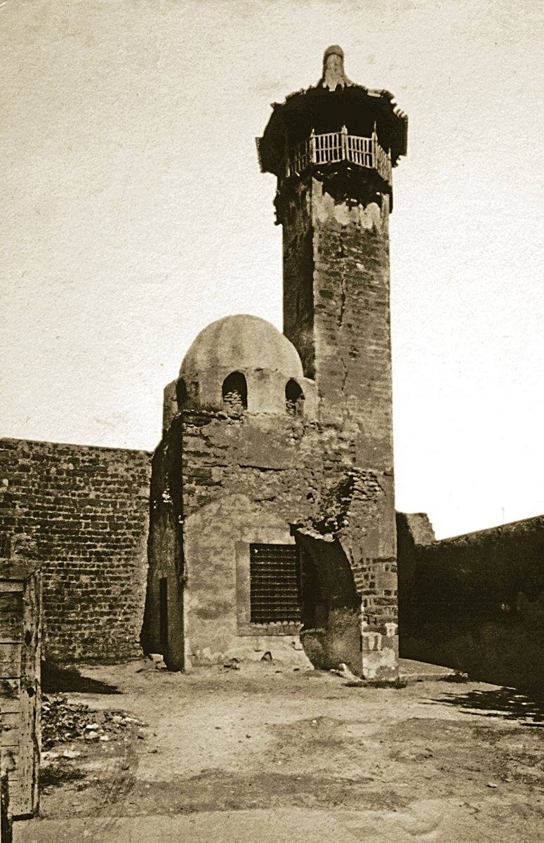 Ebü’l-Fidâ’nın Hama’daki türbesinin XIX. yüzyıl sonlarındaki durumunu gösteren bir fotoğraf (İÜ Ktp., Albüm, nr. 90567)