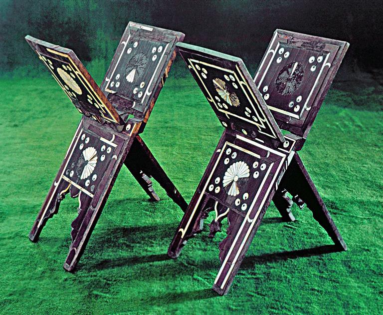 Beylerbeyi Camii’ndeKur’an okumaya mahsus rahleler