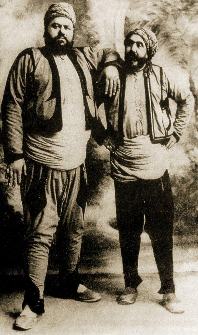 Avrupa’ya giden ilk Türk güreşçilerinden Filiz Nurullah ve Kara Osman (Âtıf Kahraman, s. 180)