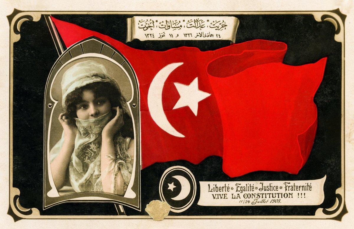 II. Meşrutiyet’in ilânı vesilesiyle basılan, Fransızca “Çok yaşa anayasa” ibaresi ile iki dilde “hürriyet, adâlet, müsâvat, uhuvvet” kavramlarına yer verilen bir kartpostal (K. Yusuf Ünal koleksiyonu)