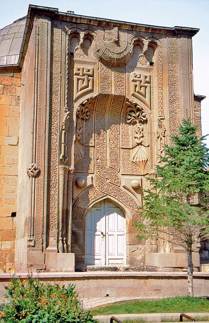 Konya’da İnce Minareli Medrese’nin taçkapısı