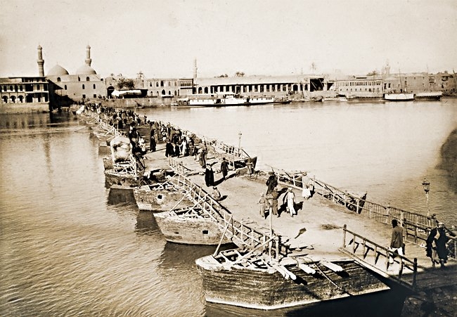 XX. yüzyıl başlarında Bağdat’taDicle nehrinde mavnalar üzerinde kurulu bir köprü(İÜ Ktp., Albüm, nr. 90573)