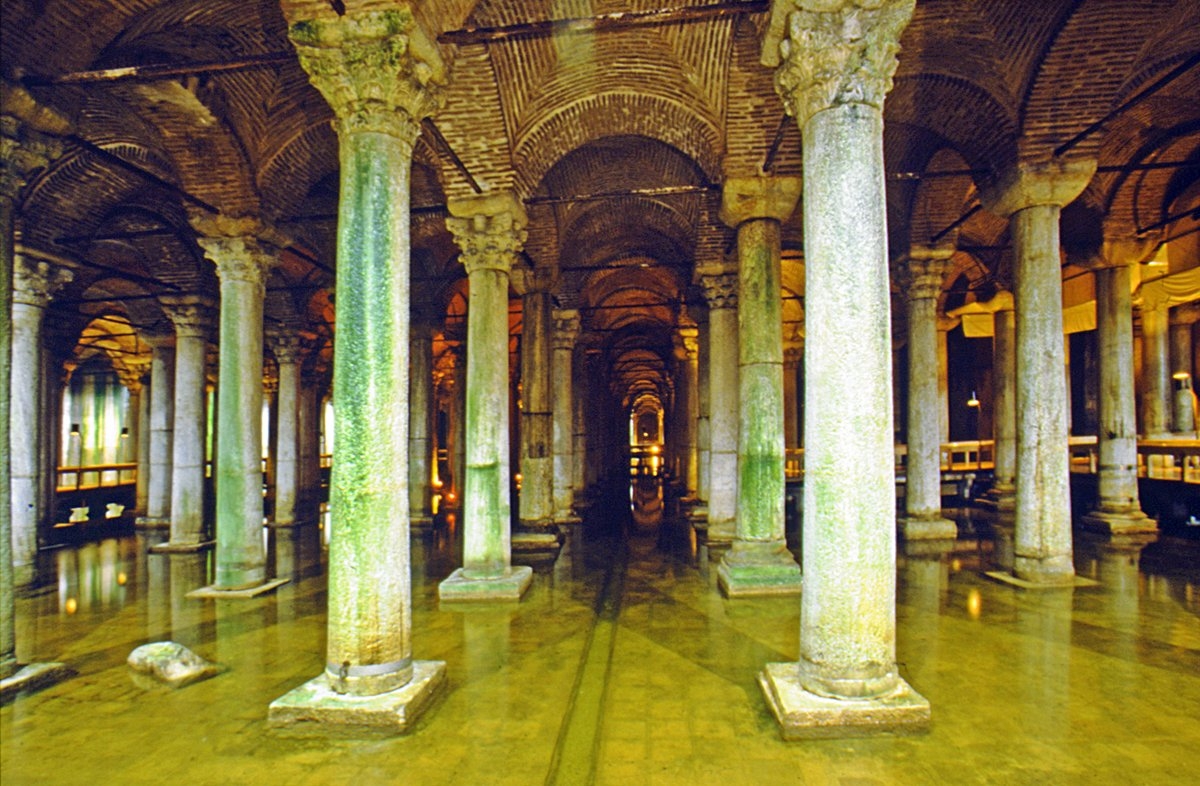 Yerebatan Sarnıcı’nın içinden bir görünüş