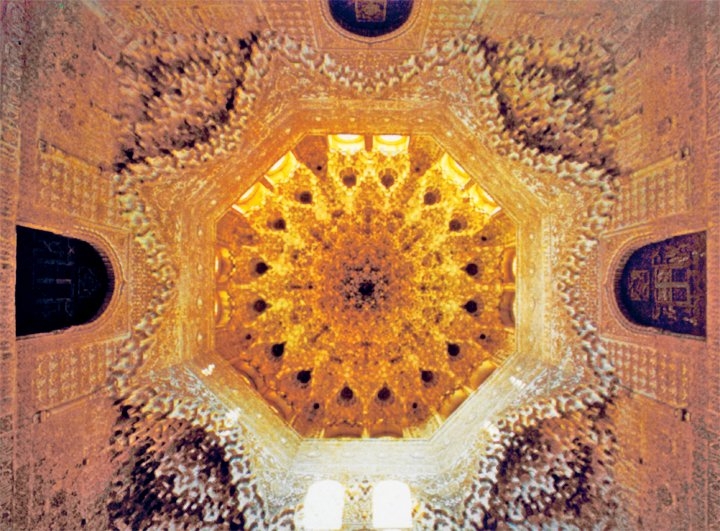 Gırnata’daki Elhamra Sarayı’nda İki Kız Kardeş Salonu’nun kubbe mukarnasları